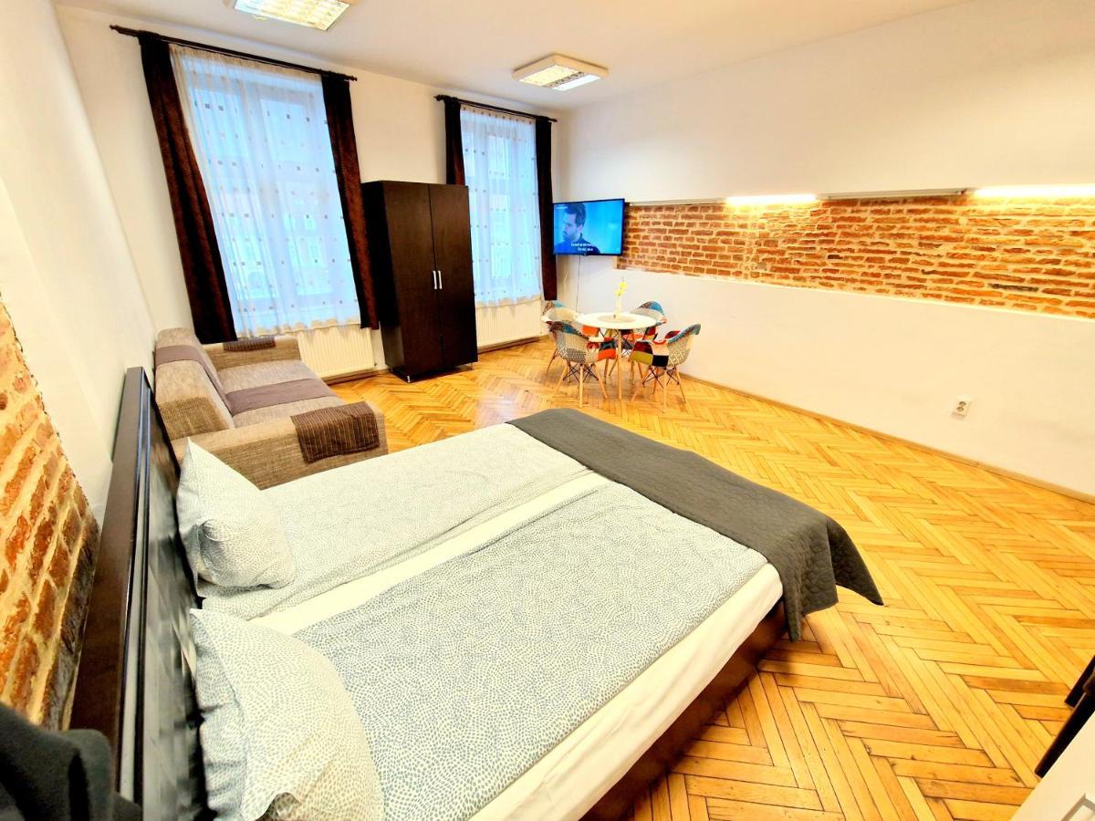 Key Apartments In Main Square Брашов Екстер'єр фото